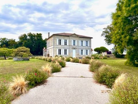 Découvrez une propriété unique en appellation Haut Médoc, alliant l'excellence viticole et le charme intemporel d'une demeure de caractère. Sur un vaste domaine de 40 hectares, dont 28 hectares de vignes en pleine production, ce bien d'exception inca...