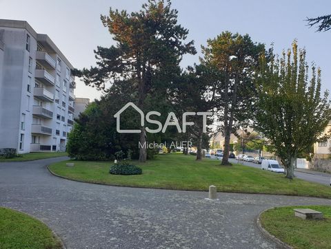 Cet appartement de 68 m² offre un espace extérieur pratique avec une place de parking privée en garage sécurisé et une cave. L'ensemble de la copropriété est parfaitement entretenu et vous propose un environnement sécurisé et convivial. À l'intérieur...