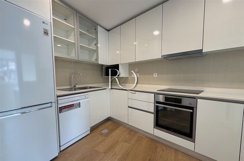 Dit gerenoveerde appartement met 3 slaapkamers van 113,45 m² bevindt zich op de begane grond en biedt gemakkelijke toegankelijkheid en een ruimte die is ontworpen voor comfort en functionaliteit. Met twee fronten die veel natuurlijk licht binnenlaten...