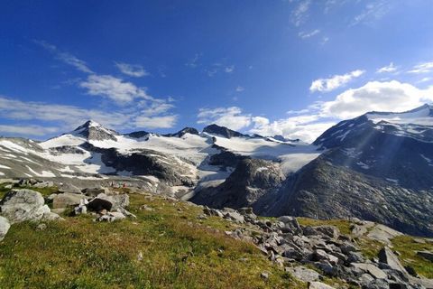 In Ihrer Ferienunterkunft, nur 500 m von der Skipiste (KitzSki) entfernt, eröffnen sich Ihnen die Hohen Tauern im Süden und die Kitzbüheler Alpen im Norden. Die Ferienwohnung ist besonders stilvoll eingerichtet und mit einem Balkon ausgestattet – ide...