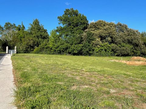 MAGNIFIQUE BAISSE DE PRIX et LIBRE DE CONSTRUCTEUR : APPELEZ MOI VITE. Bouliac bénéficie d' une situation idéale jouxtant Bordeaux, accessible sans subir les interminables bouchons de la rocade, offrant un cadre de vie premium. Outre les grandes surf...