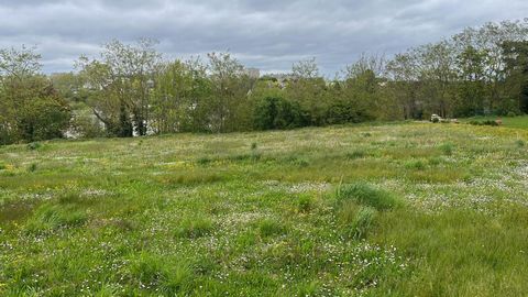 Proche du centre ville de Pithiviers ,ce terrain de 1014 m² offre un cadre idéal pour la construction d'un futur projet résidentiel. Dadonville, commune paisible de la région Centre-Val de Loire, séduit par son environnement verdoyant et sa proximité...