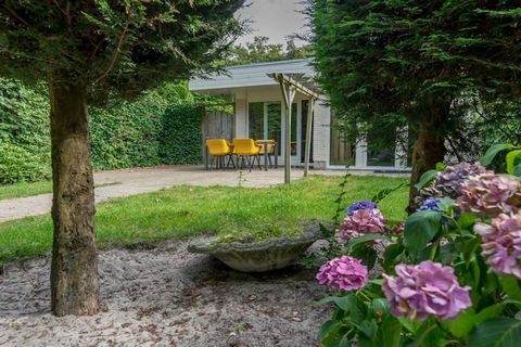 Ce bungalow mitoyen à la lisière de la forêt est situé à un peu plus d'un kilomètre de la station balnéaire de De Koog. Le bungalow est de plain-pied et dispose d'un salon confortable avec coin repas et d'une cuisine entièrement équipée. La salle de ...