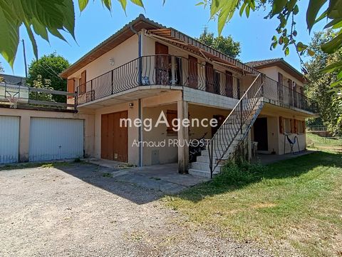 En Périgord noir, face au beau village de Belvès avec toutes ses commodités, grande maison à la campagne, dans un environnement calme. Elle dispose d'un terrain de 4300m², arboré, et qui accueille une piscine à rénover ainsi qu'une dépendance (53m²) ...