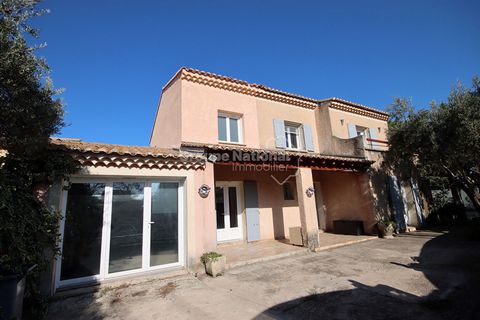 Située dans un quartier calme de Carpentras, cette charmante maison provençale d'environ 194 m2 de surface, sur un terrain de 510 m2 environ, est une opportunité pour une grande famille ou un regroupement familial. La maison est composée d'une entrée...