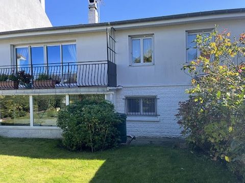 Le Havre - Sanvic/Bleville Pauline GABRIEL offers you this large house of 196m2, ideal for large or blended families. It is built on two levels: Upstairs, you will discover an entrance, a large living room of 46m2, an independent kitchen, 4 bedrooms ...