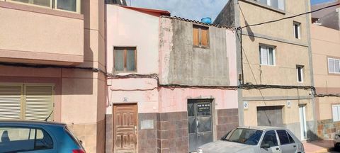 Casa terrera en venta que podría ser justo lo que estás buscando. La propiedad tiene una superficie de 85 m² en una parcela de 145 m². En la planta baja, encontrarás 2 habitaciones, una cocina, un baño, un amplio garaje y un patio trasero, lo que ofr...