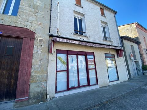 Immeuble de rapport comprenant un local commercial de 133 m2 et un appartement de 95 m2, idéalement situé dans lhyper-centre de Miramont-de-Guyenne. Sur une place marchande, proche des grands axes et du Lac du Saut du Loup. Idéal pour commerçant souh...