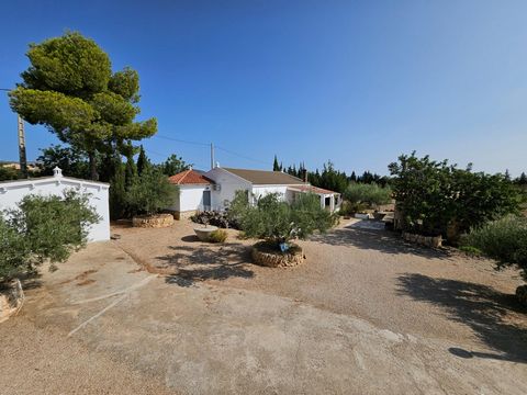 Située à seulement 5 km du centre de lAmpolla et à 3 km des plages et du Parc Naturel du Delta de lEbre cette spectaculaire propriété rurale offre un terrain de 15392 m² entièrement plat clôturé et avec un accès asphalté jusquà la porte À lintérieur ...