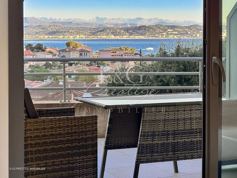 Verlieben Sie sich in dieses atemberaubende Apartment mit Panoramablick auf das Meer, das sich in einer modernen Residenz befindet, nur wenige Schritte vom Strand und den örtlichen Geschäften entfernt. Das Anwesen verfügt über einen hellen Wohnbereic...