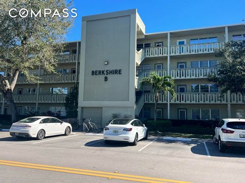 Entdecken Sie Ihr neues Zuhause im pulsierenden DEERFIELD BEACH! Diese gemütliche Wohnung mit 1 Schlafzimmer und 1,5 Bädern ist perfekt, um den Lebensstil Floridas zu genießen. Mit einem Balkon mit Gartenblick, Fliesenböden, frischer Farbe und einem ...