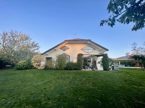 In a quiet, sought-after location just 5 minutes from Lake Geneva, this villa boasts 180 m2 of living space set on 1500 m2 of enclosed land planted with trees and featuring a lovely swimming pool. This spacious, light-filled house is in perfect condi...