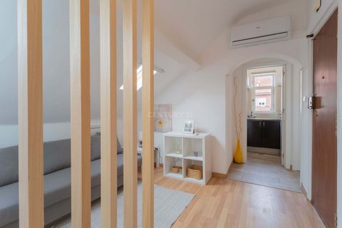 Venha conhecer este Acolhedor apartamento no Centro de Almada. Trata-se de um simpático T0 (estúdio) pronto a habitar mesmo no centro de Almada que oferece o equilíbrio perfeito entre tranquilidade e acessibilidade. Ampla sala que se conjuga com o qu...