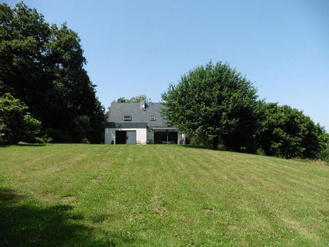 Finistère sud, Quimperlé (29300). A vendre maison d'architecte avec vie de plain pied, 4 chambres et un bureau, 180 m² habitables sur un joli terrain de 1200 m² sans vis à vis, prix de vente 270 374 euros honoraires agence inclus de 3.99% TTC à la ch...