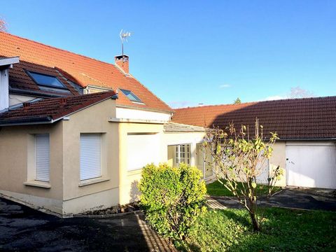 Beaucoup de charme et de possibilités pour cette maison de 1870 de 140m2 elle se compose , d'une belle pièce de vie comprenant une cheminée dans la partie salon et une autre cheminée dans la partie salle à manger, une cuisine donnant sur la véranda, ...