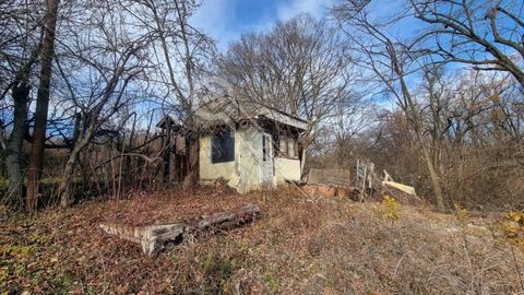 EXKLUSIV! Imoti Tarnovgrad erbjuder dig en tomt i Kozludzha-området med en liten trägaffel. Dess yta är 1383 kvm. m, och det finns en elplats i fastigheten. Erbjudande : 17002