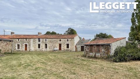 A22836TLO79 - Een zeldzame kans om een zeer groot landgoed te verwerven met uitgestrekte bossen en een meer, op slechts een aangename wandeling / fietstocht van de grote traditionele boerderij en een apart huisje met twee slaapkamers. De hoeve heeft ...