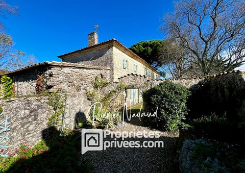 Venez découvrir cette maison de maître qui offre une surface et un charme incomparables. Dès l'entrée, une vaste pièce d'accueil s'ouvre sur un espace de vie de caractère comprenant un grand salon-séjour lumineux d'environ 60 m², une salle à manger c...