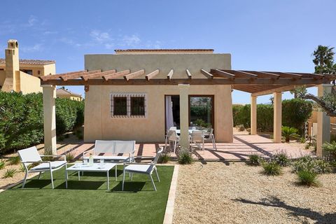 Découvrez la beauté et l'élégance de cette charmante villa de trois chambres, située dans le prestigieux complexe Desert Springs. Conçue dans le style authentique des « casas del campo » de la vallée de l'Almanzora, l'extérieur de la villa présente d...