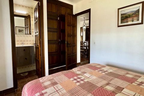 Benvenuti in questa bella casa in stile rustico a Estartit, ideale per una vacanza con la famiglia o gli amici. La casa dispone di tre camere da letto e può ospitare fino a sei persone, rendendola perfetta per piccoli gruppi. Con un ampio spazio di 1...