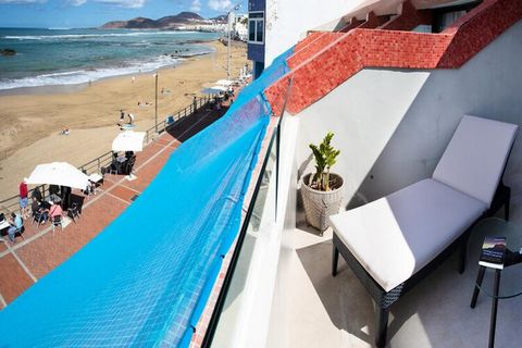 Incantevole sistemazione di 60 m2 con terrazza esterna da cui è possibile sedersi e contemplare la vista diretta sul mare della spiaggia di Las Canteras e i suoi impressionanti tramonti. L'alloggio dispone di 2 camere matrimoniali, con una capienza d...