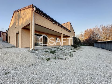 MAISON DE PLAIN PIED Située sur la commune de Saint Jean de Galaure dans un secteur très calme tout en étant proche de commodités, venez découvrir cette maison de plain pied sur un terrain très rare de 4 000 m² pouvant rendre bon nombres de vos proje...