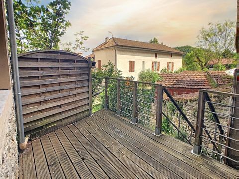 À 15 minutes de Cahors, secteur Douelle immeuble avec deux parkings appartenant a celui-ci (un attenant a l'immeuble et l'autre a 100 m.) Entrée privative au T2 de 69,01 m2, grande pièce de vie avec cuisine équipée donnant sur une terrasse bois extér...