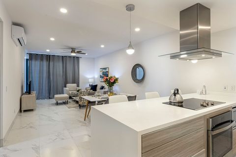 Este impresionante condominio de 2 recámaras y 2 baños está completamente amueblado, combinando estilo y comodidad sin esfuerzo. A solo unos pasos de la playa, ofrece un espacio habitable luminoso y ventilado, junto con una cocina bien equipada con e...