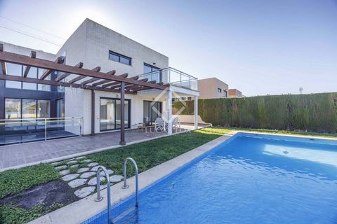 Lucas Fox presents this property with golf views located on one of the main streets of the Torre en Conill development in Bétera. The property has a layout on two floors plus the lower ground floor. The ground floor has a spacious living-dining room ...