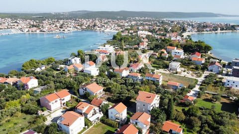 Location: Zadarska županija, Sukošan, Sukošan. ZADAR, SUKOŠAN - Terreno edificabile con potenziale di investimento A Sukošan vicino a Zara è in vendita un ampio terreno edificabile. Il terreno di 2178 mq si trova nella parte edificata della zona edif...