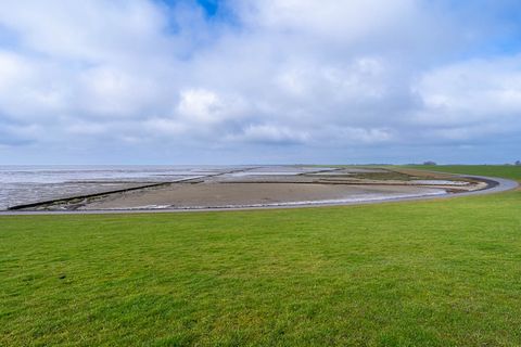 Charmant ingericht vakantieappartement met grote gemeenschappelijke tuin op een geweldige locatie direct aan de Noordzeedijk - een perfect toevluchtsoord voor uw ontspannen vakantie aan de Noordzee. Het appartement is gelegen aan de rustige achterzij...