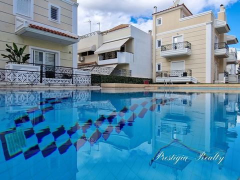 Este elegante dúplex de 3 niveles, con una superficie total de 210 metros cuadrados, se encuentra en un barrio tranquilo y bien cuidado de Vari Miladeza. Construida en 2006, la propiedad combina comodidades modernas, espacios funcionales y materiales...