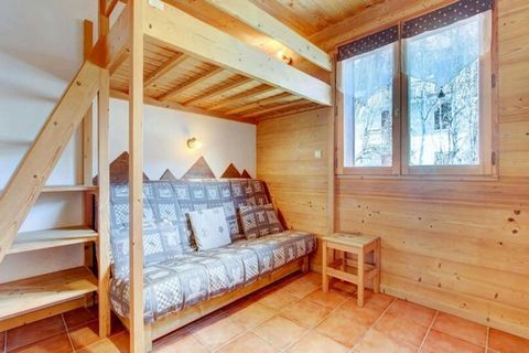 Ce studio cosy de 20 m² est idéalement situé à seulement 400 mètres du centre du village et des pistes du Pleney, offrant un accès facile aux pistes de ski et aux commodités du village. Situé au premier étage d'un charmant chalet, le studio est parfa...