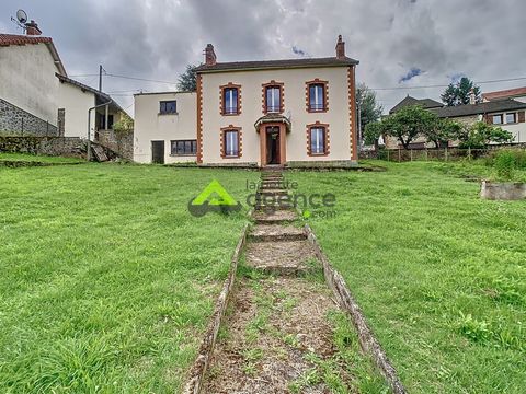 Votre Petite Agence Aubusson vous propose à la vente cette grande maison de famille à remettre au gout du jour. Située dans un joli petit village à 25 mn d'Aubusson et 5 mn de Crocq, cette maison de 85 m2 est composée : Au rez-de-chaussée : cuisine, ...