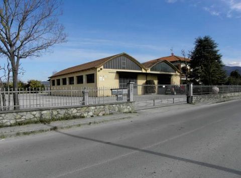 CORTONA (AR), Loc. Vallone: Industrial or artisanal warehouse of 392 sqm and a courtyard of 2000 sqm, thus composed: building on a single level above ground with two large rooms intended for artisanal laboratory, one room for warehouse use with bathr...