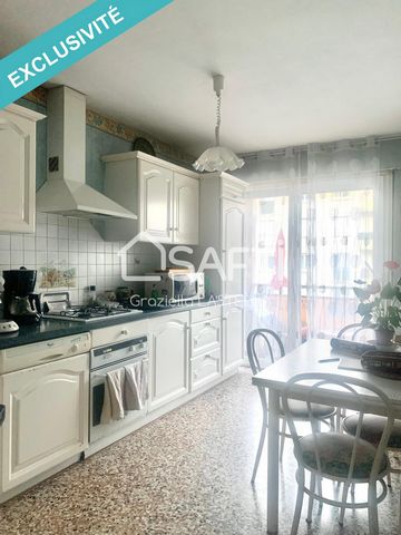 Découvrez cet appartement lumineux et spacieux, T4 transformé en T3 pour offrir une grande pièce à vivre et une cuisine, le tout donnant sur un premier grand balcon. L'appartement dispose également de deux chambres avec accès à un balcon secondaire. ...