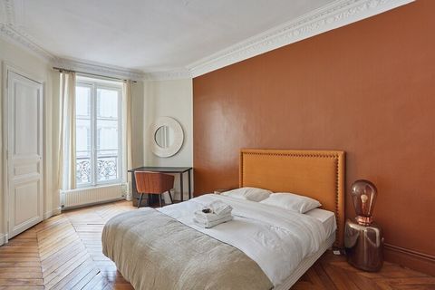 Magnífico apartamento de 2 habitaciones dobles situado en el centro de París, en el distrito 4, a pocos pasos de la Rue de Rivoli, conocida por sus animadas tiendas y restaurantes. Está rodeado de cafeterías y restaurantes de moda y a 5 minutos a pie...