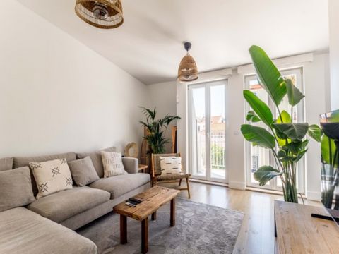 Ubicado en el prestigioso barrio de Lapa, este magnífico apartamento de dos dormitorios es ideal para aquellos que buscan un estilo de vida cómodo y sofisticado. Al entrar en el apartamento, será recibido por un gran espacio abierto que conecta una c...