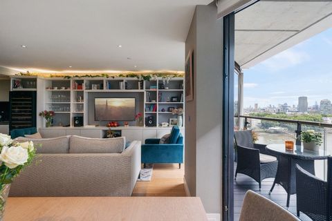 Un piso alto inmaculadamente presentado y amueblado que abarca 980 pies cuadrados (92 metros cuadrados) con magníficas vistas sobre el río Támesis, Westminster y la ciudad. Parking incluido. El apartamento se beneficia de una rara y muy solicitada sa...