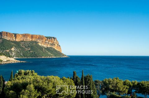 Situato di fronte all'iconica spiaggia di Bestouan, vicino al centro storico di Cassis, questo appartamento di 56 m2 è arricchito da una terrazza con una superficie di 16 m2. Esposto a sud, di fronte a Cap Canaille, questo appartamento offre una vist...