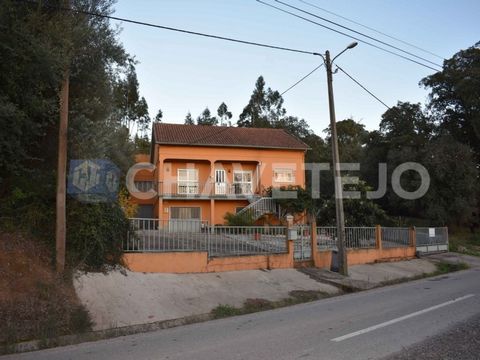 Esta espaçosa casa, localizada a poucos minutos da Vila de Avelar onde encontra uma infinidade de oportunidades, muito bem localizada, ideal para habitação permanente ou para rentabilizar. A entrada é feita através de portões elétricos. Há um jardim ...