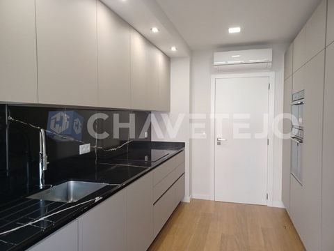 Neue 4-Zimmer-Wohnung im ersten Stock, mit hochwertigen und modernen Oberflächen, zum Verkauf in Tomar. Bestehend aus Flur, voll ausgestatteter Küche mit geschlossenem Balkon, Wohnzimmer mit Zugang zum Balkon, Service-WC, 3 Schlafzimmern mit Kleiders...