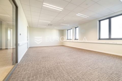 Zagreb, Dubrava, office space 435 m2 on the 1st floor inside an office building. It consists of a corridor, eight office rooms, a kitchen with a dining room and two sanitary facilities. Quadrilaterally oriented with lots of daylight. Fully furnished,...