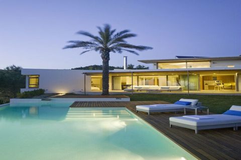 Deze luxe en sfeervolle villa ligt op een prachtige plek vanwaar u in alle rust geniet van het schitterende uitzicht op de Middellandse Zee en de eilandjes voor Cala Conta. Voor de salon van het hoofdhuis ligt een overdekt terras met een eethoek en e...