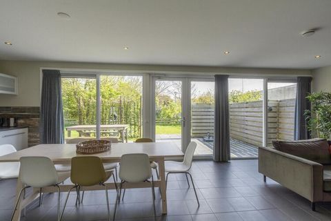 Welkom in dit moderne vakantiehuis met jacuzzi, perfect voor een familievakantie! Gelegen in een rustige groene omgeving, bent u slechts 10 minuten lopen van het centrum van Callantsoog en het prachtige strand. Uw harige vriend is van harte welkom, m...