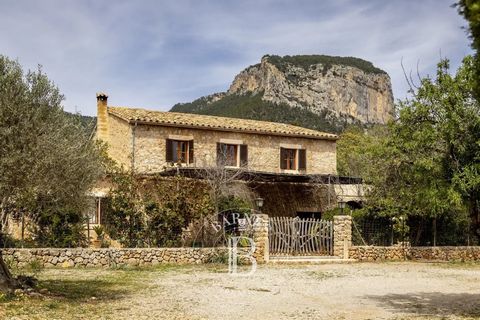 Barnes Mallorca les ofrece esta fabulosa finca tradicional en la zona más cotizada de Alaró, al pie de las montañas y en un barrio tranquilo. La propiedad tiene una superficie construida de 300m2. Dispone de cuatro dormitorios y dos baños, un hall de...