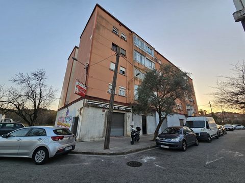 Se vende un piso de tres habitaciones ubicado en el segundo piso de un edificio sin ascensor y que requiere reformas. Esta propiedad ofrece un gran potencial para aquellos que buscan personalizar su hogar según sus gustos y necesidades. Con tres habi...