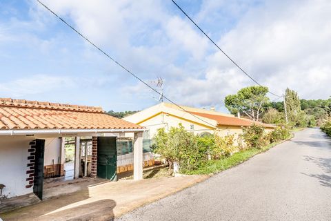 Einstöckiges Haus mit 3 Schlafzimmern und 366 m2 bebauter Fläche auf einem Grundstück von 3880 m2 in Boião, Gemeinde São Marcos da Serra, Gemeinde Silves. Das Haus wurde vor 1951 erbaut und hat bis heute Umbauten erfahren, die legalisiert werden. Wie...