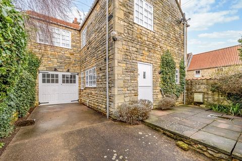 Eine seltene Gelegenheit, ein charmantes Cottage mit drei Schlafzimmern zu kaufen, das ohne Weiterleitung angeboten wird und sich zwischen anderen historischen Anwesen in einem Naturschutzgebiet im Herzen des begehrten Lincolnshire Cliff-Dorfes Naven...