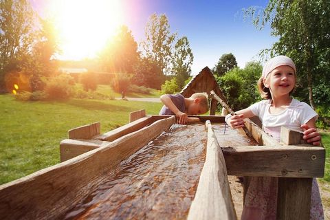 Kinderen welkom! Gezinsvriendelijk vakantiepark midden in het betoverende bos- en merenlandschap van het Mecklenburgse merengebied - direct aan het meer Granzower, halverwege Berlijn en de Oostzee. Het meer is via de Müritz-Havel-waterweg verbonden m...